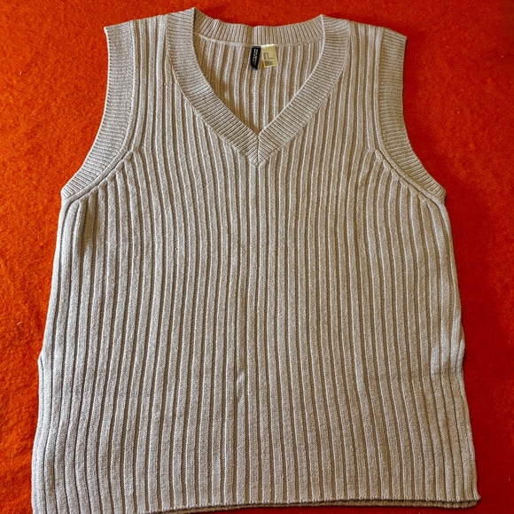 H&M light purple V-neck ribbed sweater vest NWOT - Picture 2 of 10